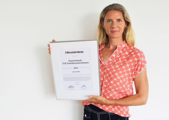 Urkundenübergabe Kerstin Glanzer