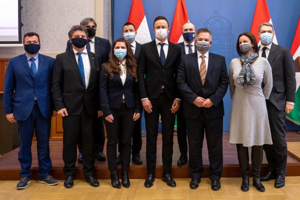 Pressekonferenz des ungarischen Außenministeriums mit dem Außenhandel 