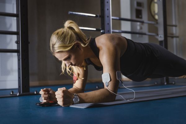 Profisportlerin Angelique Kerber trainiert mit dem EM 59 von Beurer