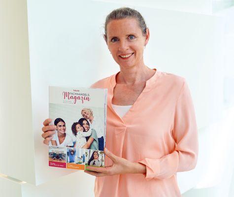 Marketingleiterin Kerstin Glanzer mit der druckfrischen Erstausgabe des Beurer Fachhandelsmagazins