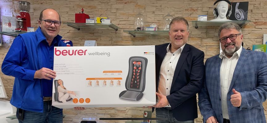 2. Platz: Firma Euronics Baumann aus Bayreuth. Übergeben wurde der Gewinn (MG 315) von Markus Bisping, Beurer Verkaufsleiter Fachhandel (Foto: Mitte) und dem zuständigen Handelsvertreter Thomas Philbert (Foto: rechts) an den Geschäftsführer Herrn Baumann.