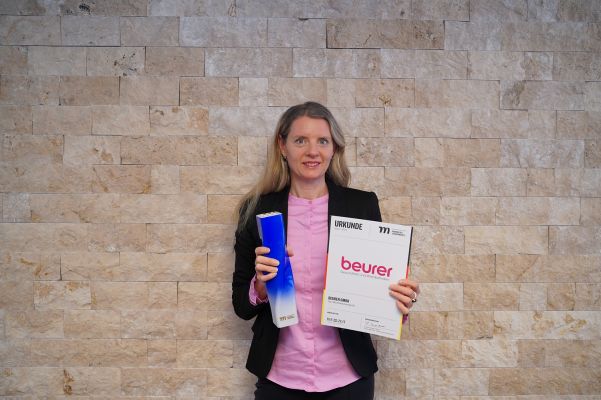 Kerstin Glanzer nimmt Titel zur "Marke des Jahrhunderts" für Beurer entgegen