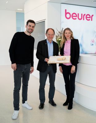 (von links) Fabian Göggel, Geschäftsführer SSV Ulm 1846, Willy Götz, Vereinspräsident und Kerstin Glanzer, Marketingleitung Beurer GmbH