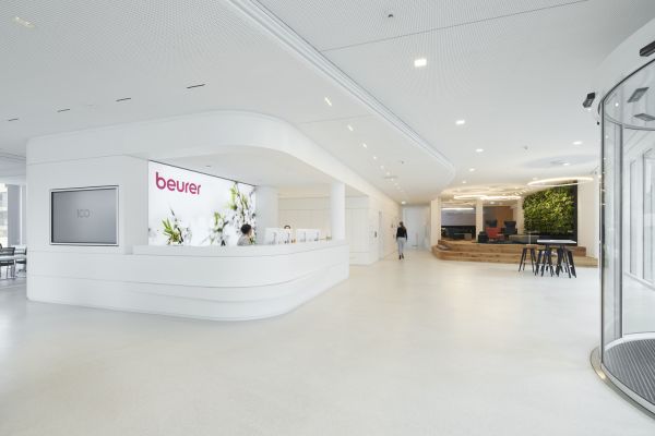 Haupteingang mit Empfangsbereich