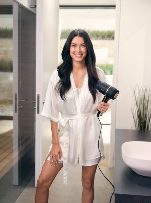 Rebecca Mir ist Webegesicht für den Haartrockner HC 35 von Beurer