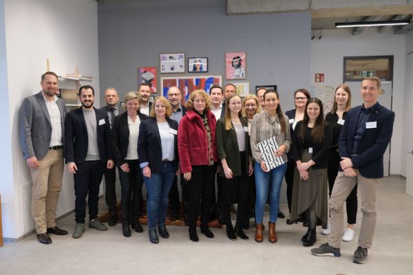 Vertreterinnen und Vertreter der neuen strategischen Partner; v.l.n.r.: Andreas Burkhardt (Teva GmbH), Samuel Seiffert, Wilhelm Kohler (beide Firmengruppe Liebherr), Ivanka Burger (HNU), Stefan Bohnert (SPG), Silja Wiedeking (Firmengruppe Liebherr), Martin Kugelmann (Spherea GmbH), HNU-Präsidentin Prof. Dr. Uta M. Feser, Julian Utz (UZIN UTZ SE), Stefan Häck (BITE GmbH), Corinna Schwarz (PERI SE), Prof. Dr. Julia Kormann (HNU), Dr. Christoph Maier (PERI SE), Caroline Adam (HENSOLDT Sensors GmbH), Bettina Geiger (Seifert Logistics GmbH), Lea Schmutz (HENSOLDT Sensors GmbH), Kathrin Gass (Teva GmbH), Marco Bühler (Beurer GmbH)