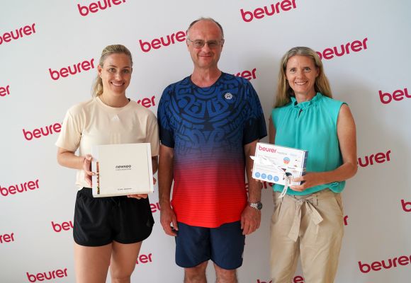 (v.l.) Tennisprofi Angelique Kerber mit Gewinner Dr. Michael Mang und Beurer Marketingleiterin Kerstin Glanzer