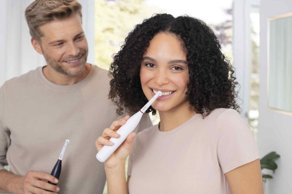 Schnelle Zahnreinigung mit den elektrischen Zahnbürsten TB 30 und TB 50