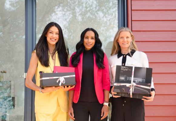 (von links): Model Rebecca Mir, Gewinnerin Lini R. und Beurer Marketingleiterin Kerstin Glanzer