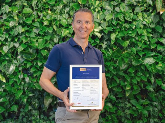 Beurer Geschäftsführer Marco Bühler mit der KLIMAWIN Urkunde