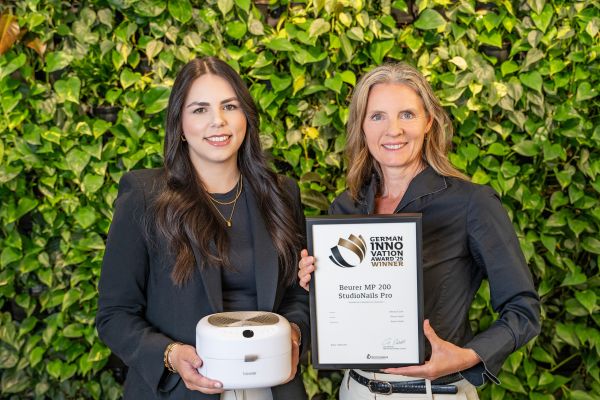 Produktmanagerin Leah Mailin Moser (links) und Marketingleiterin Kerstin Glanzer präsentieren das MP 200 StudioNails Pro und den German Innovatino Award.