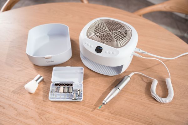 Die Maniküre-/Pedikürestation MP 200  StudioNails Pro mit Zubehör.