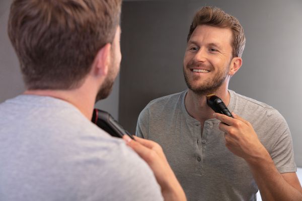 Ulm, 28. Oktober 2025 –  Am 3. November ist Weltmännertag – ein Tag, der die Männergesundheit und das Bewusstsein für Selbstfürsorge in den Mittelpunkt stellt. Körperpflege ist dabei weit mehr als ein ästhetischer Aspekt: Sie trägt entscheidend zum Wohlbefinden und Selbstbewusstsein bei. Ideale Begleiter dafür sind die Beurer MenCare Produkte, die Männer in ihrer täglichen Routine unterstützen. Mit dem Präzisionstrimmer MN3X lassen sich Gesichtshaare einfach und präzise trimmen. Drei verschiedene Aufsätze ermöglichen es, Augenbrauen sowie Nasen- und Ohrhaare perfekt in Form zu bringen. Für komfortable Nutzung ist der MN3X spritzwassergeschützt (IPX4) und überzeugt durch seine handliche Bauweise. Der Barttrimmer MN4X sorgt mit zehn Schnittlängen und zweistufiger Feinjustierung für einen gepflegten Bart und präzise Konturen – bei bis zu 90 Minuten Akkulaufzeit. Die titaniumbeschichtete Edelstahlklinge des MN4X bietet maximalen Hautkomfort, zudem ist der Barttrimmer unter fließendem Wasser abwaschbar. Der leistungsstarke Haarschneider MN5X hat sieben hochwertige Aufsätzen für ein professionelles und individuelles Styling zu Hause. Die breite Edelstahlklinge und die lange Akkulaufzeit von bis zu 4,5 Stunden machen den MN5X zum perfekten Begleiter für ausdauernde Pflege. Der wasserdichte (IPX7) Rotationsrasierer MN8X überzeugt mit der optimalen Konturanpassung des 360°-Flex-Rasierkopfs. Mit einem wechselbaren Präzisionsaufsatz, bis zu 100 Minuten Akkulaufzeit und Schnellladefunktion ist der MN8X ein Must-have für die tägliche Rasur. Der Multigroomer MN9X ist ein Allrounder für den gesamten Körper: elf hochwertige Aufsätze, verschiedene Schnittlängen und sein wasserfestes Design (IPX7) machen ihn zum Multitalent für die Haarentfernung von Kopf bis Fuß. Preisgekrönte Beurer MenCare Produkte Die Beurer MenCare Produkte überzeugen nicht nur als funktionale Tools für den Mann von heute. Auch das edle, dynamische Designkonzept mit der roten „Beurer Design-Line" unterstreicht den hochwertigen Charakter der Serie. Für ihr herausragendes Design wurden Barttrimmer MN4X, Haarschneider MN5X und Multigroomer MN9X mit dem renommierten Red Dot Award 2024 ausgezeichnet. Mit der MenCare Range setzt Beurer ein Zeichen für Männergesundheit und Selbstfürsorge. Hochwertige Tools, ausgezeichnetes Design und einfache Handhabung – für ein gepflegtes, selbstbewusstes Leben. Weitere Informationen bietet der Beurer Gesundheitsratgeber.   Preise (UVP), Verfügbarkeit, Garantie * Präzisionstrimmer MN3X: 22,99 € (UVP), verfügbar, 3 Jahre Garantie Barttrimmer MN4X: 54,99 € (UVP), verfügbar, 3 Jahre Garantie Haarschneider MN5X: 74,99 € (UVP), verfügbar, 3 Jahre Garantie Rotationsrasierer MN8X: 89,99 € (UVP), verfügbar, 3 Jahre Garantie Multigroomer MN9X: 69,99 € (UVP), verfügbar, 3 Jahre Garantie  *Alle Angaben ohne Gewähr – Änderungen vorbehalten.          Das nachfolgende Bildmaterial ist ausschließlich für die Presse zur Berichterstattung über unser Unternehmen und unsere Produkte frei verwendbar, vorausgesetzt, bei der Verwendung wird deutlich sichtbar folgender Copyright-Hinweis angebracht: Beurer GmbH