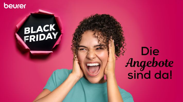 Eine dunkelhaarige Frau kreischt freudig vor pinkem Hintergrund und Black Friday Schriftzug.