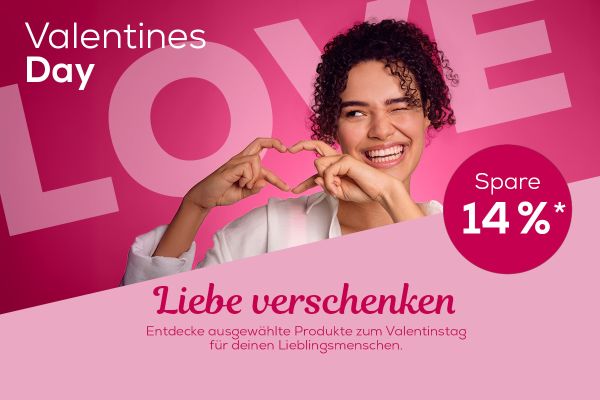 Eine Frau formt ein Herz mit ihren Fingern auf pinkem Hintergrund.