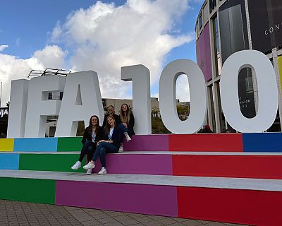 Beurer Azubis vor IFA 100 Aufsteller