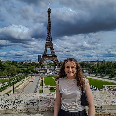 Beurer Auszubildende Dinah vor dem Eifelturm in Paris