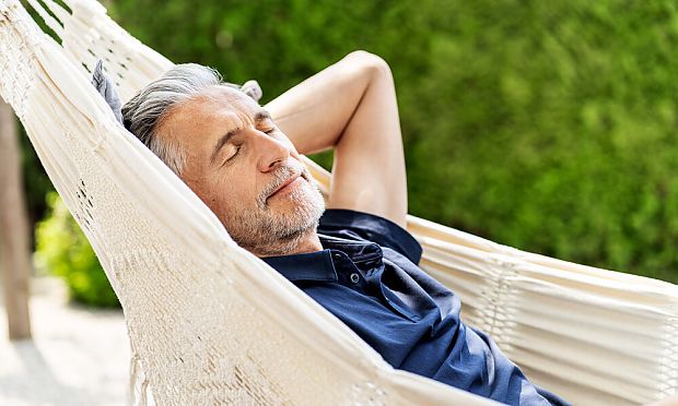 Mann in Hängematte
