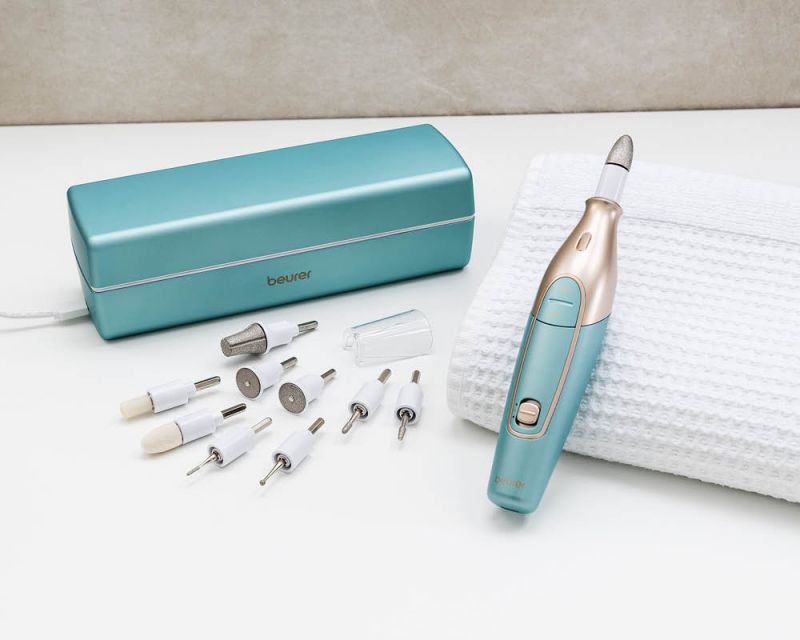 Beurer Maniküre- und Pediküreset MP 84 - Moodbild des Geräts und den Aufsätzen