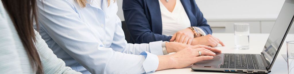 Laptop mit geöffneter Beurer-Website, Schaltfläche für Treiber-Download sichtbar.