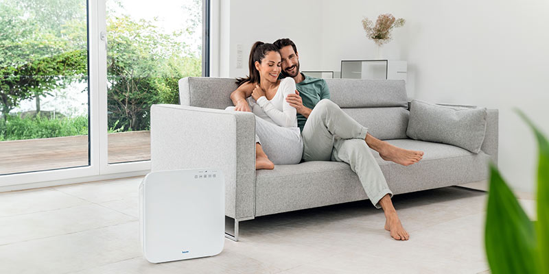 Beurer Luftreiniger LR 310 Anwendungsbild Pärchen auf Couch
