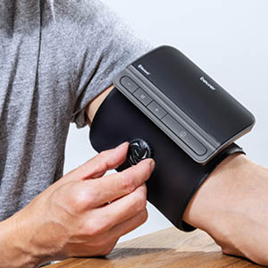 Beurer Blutdruckmessgerät Oberarm BM 81 easyLock - Anwendungsbild an Männeroberarm 