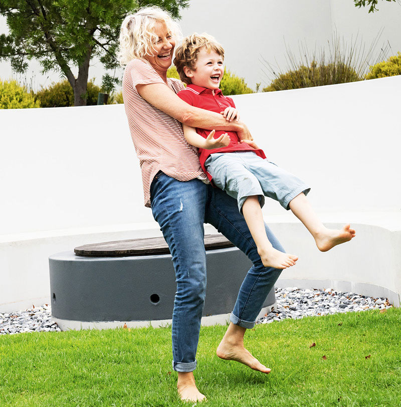 Imagebild Beurer Frau mit Enkel spielt im Garten