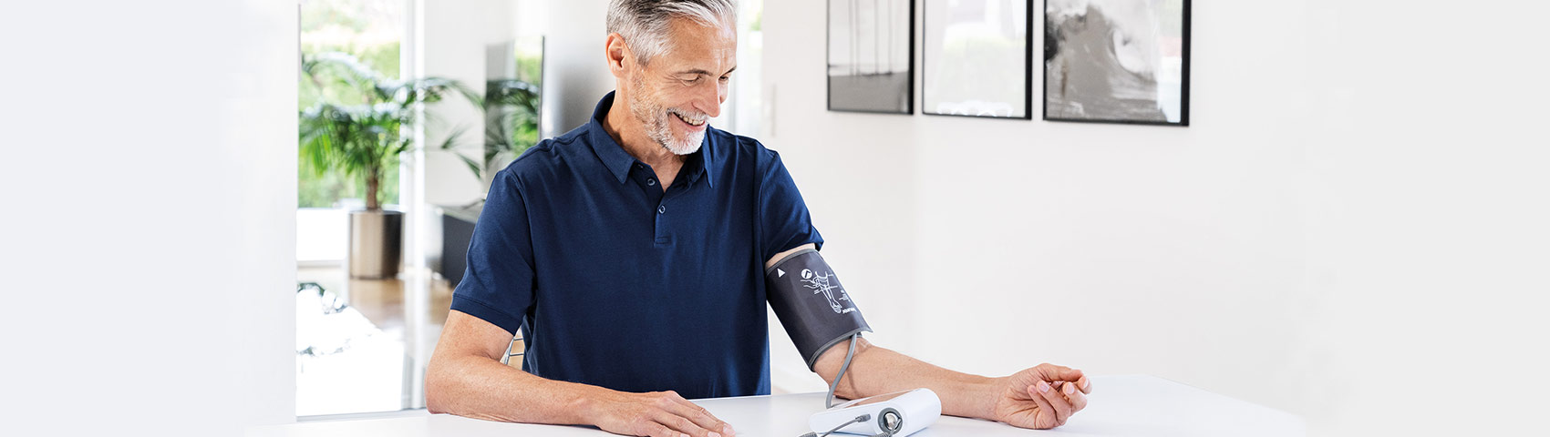 Beurer Ratgeber Blutdruck - Anwendungsbild Mann misst Blutdruck mit einem Oberarm-Blutdruckmessgerät 