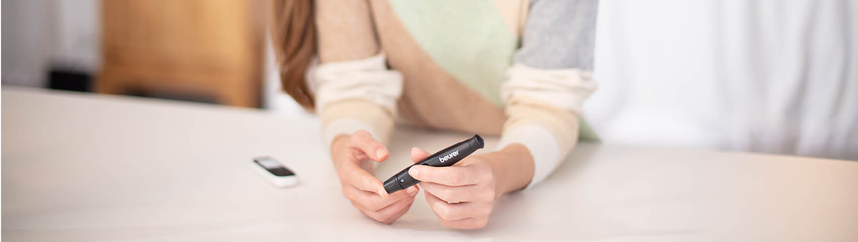 Beurer Blutzuckermessgerät Anwendungsbild am Finger 