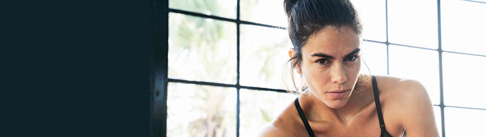 Artikel Banner Effektiv trainieren mit EMS - junge Frau beim Sport