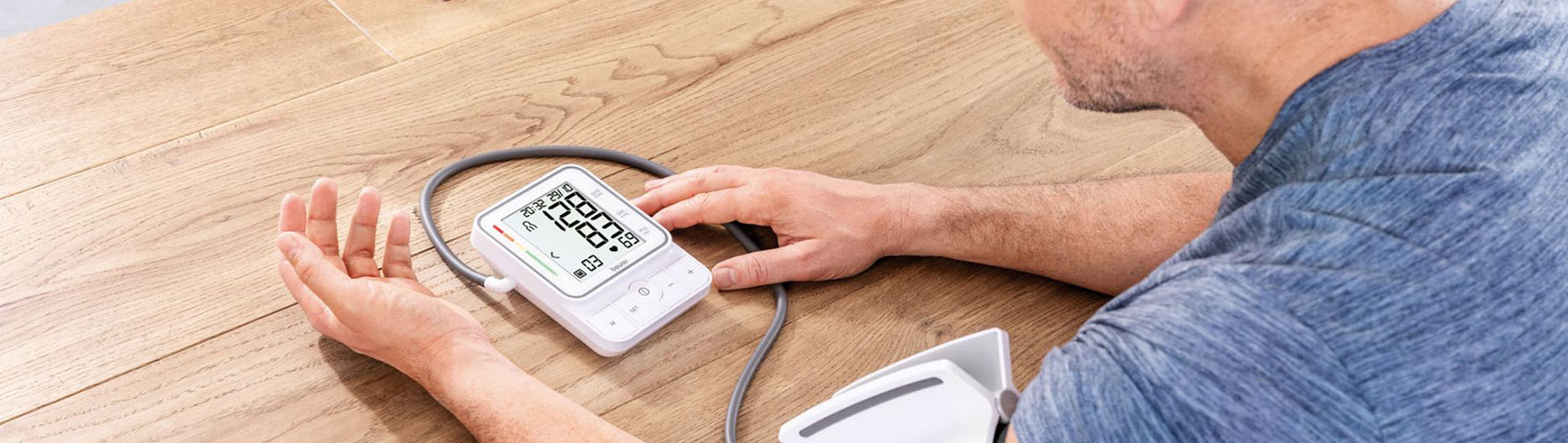Headerbild Ratgeber Blutdruck - Anwendungsbild man misst Blutdruck mit Beurer Blutdruckmessgerät