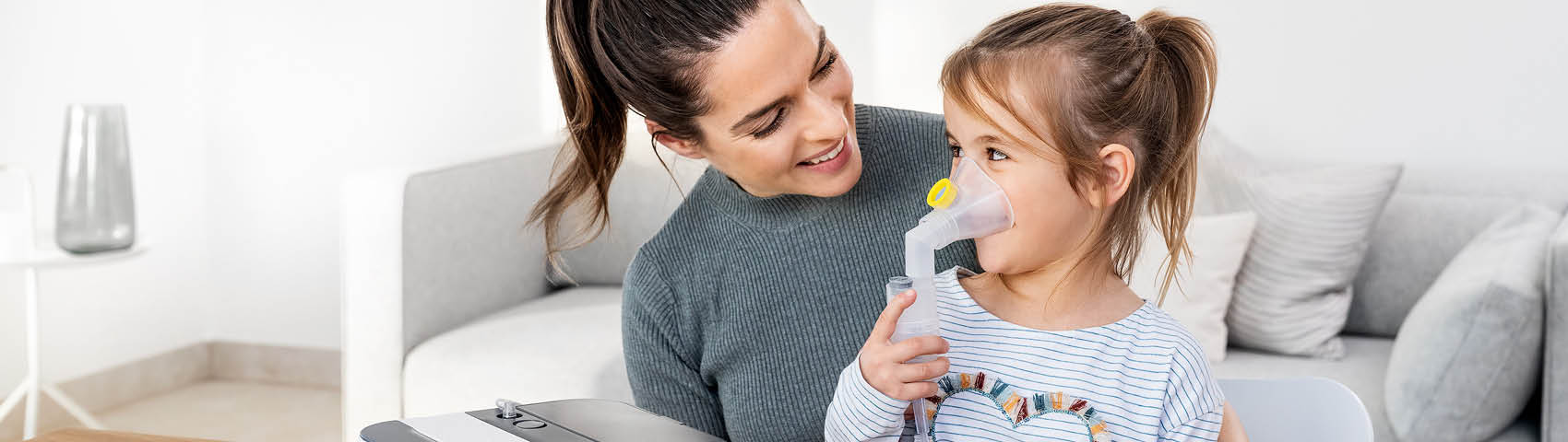 Artikel Banner - Mutter unterstützt ihre Tochter bei der Anwendung des Inhalator IH 24 Kids