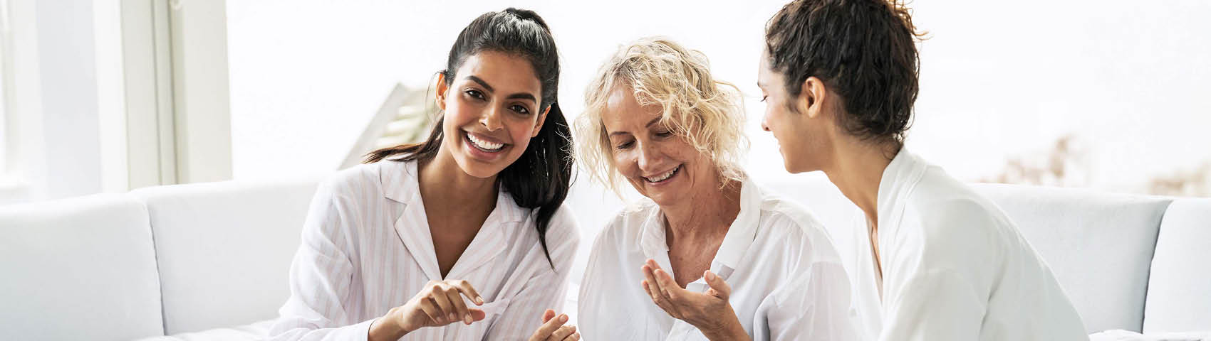 Artikel für Maniküre und Pediküre Aufsätze - 3 fröhliche Frauen bei der Maniküre