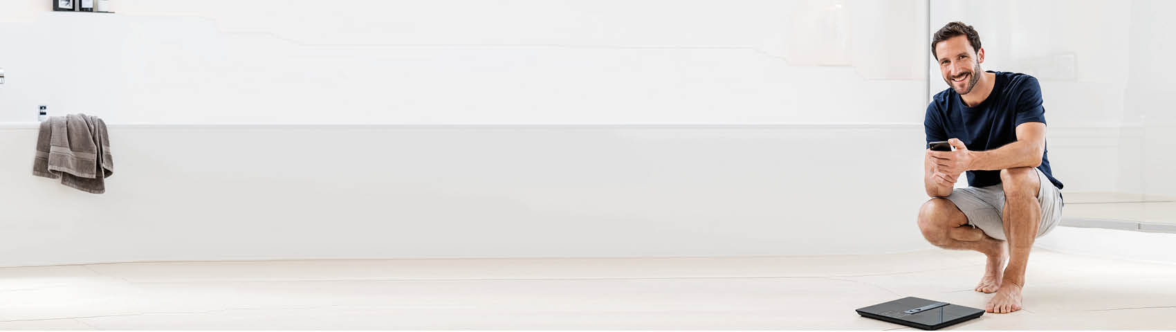 Headerbild Blogartikel richtig wiegen - Mann beim wiegen