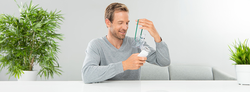 Beurer Inhalator IH 55 Anwendungsbild Mann am Tisch