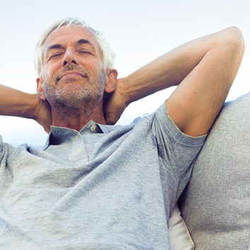 älterer Mann entspannt sich 