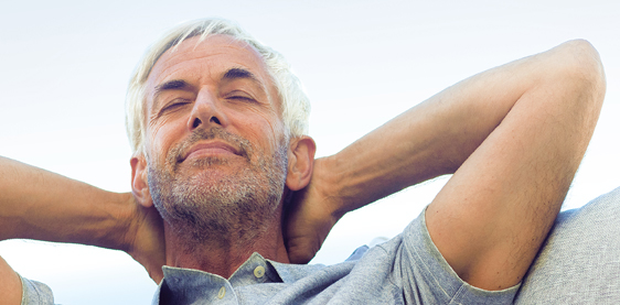 äterer Mann entspannt sich