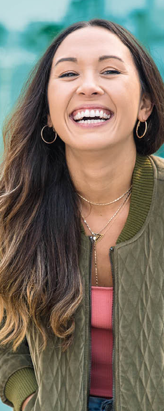 Junge Frau mit Regelschmerzen